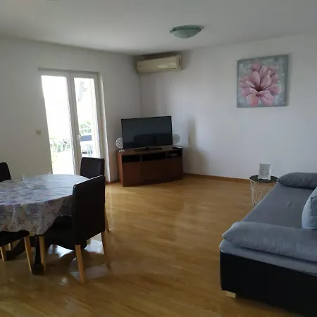 Marta * Kaštel Novi